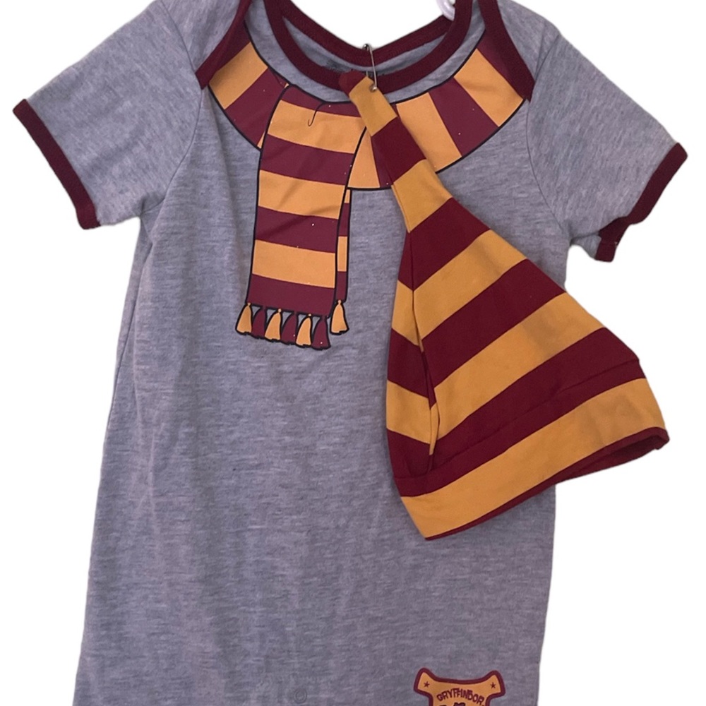 EUC Harry Potter Griffindor Onesie & Hat Set 18-24 Months